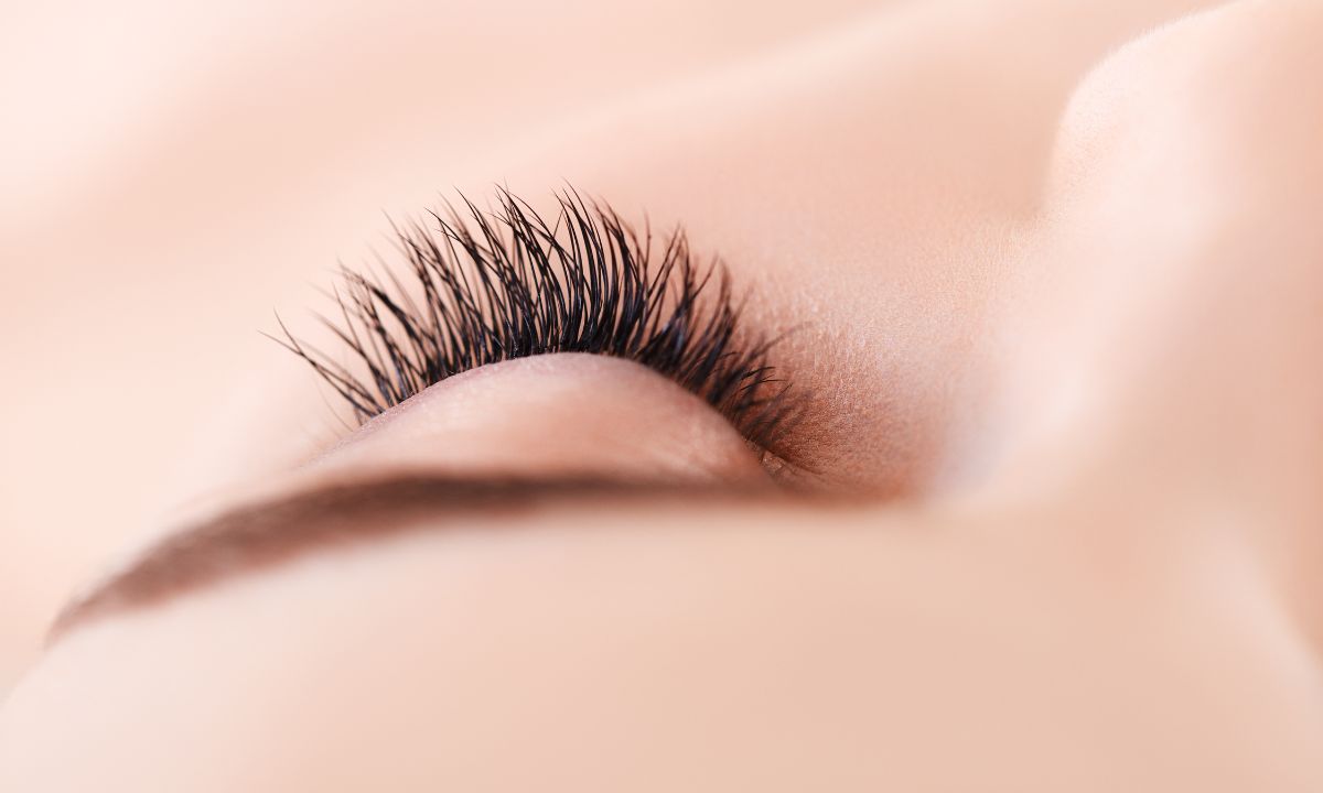 light volume eyelash extension and refill in North York